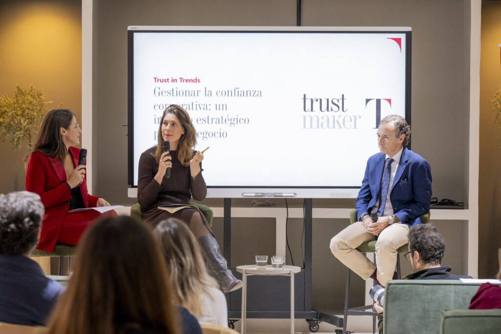 De izquierda a derecha: Sandra Sotillo, Fundadora y Directora Ejecutiva de TrustMaker, Elena Herrero-Beaumont, cofundadora y directora de Ethosfera y directora de investigación y relaciones institucionales en Inbonis Rating y Enrique Arribas, autor del libro “Marcas Con fianza” y vicepresidente de la Asociación de Marketing de España durante la presentación del informe en Noaway. 